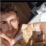 Soy graduado en educación física y actualmente estoy realizando enfermería. Doy clases de nutrición, ya que me apasiona